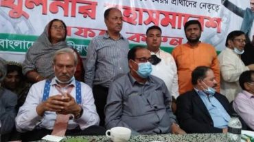 পুলিশি বেষ্টনীর মাঝে দলীয় কার্যালয়ের সামনেই সমাবেশ করেছে বিএনপি