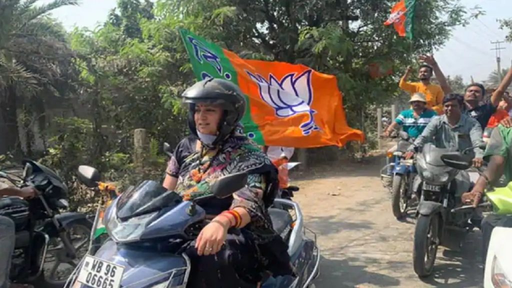 স্কুটি চালিয়ে আলোচনায় ভারতের কেন্দ্রীয় মন্ত্রী স্মৃতি ইরানি