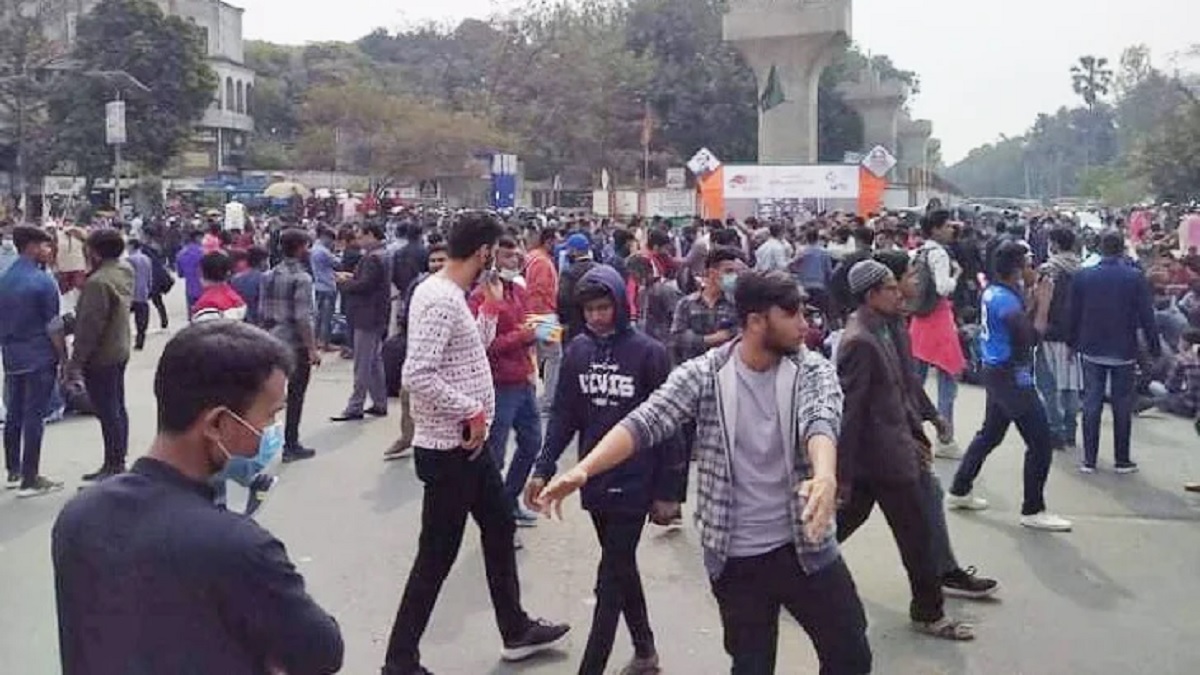 চার দফা দাবিতে শাহবাগ মোড় অবরোধ পলিটেকনিক শিক্ষার্থীদের