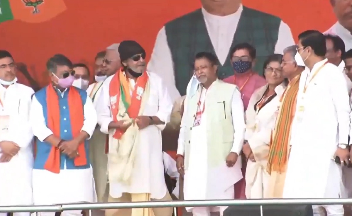 আনুষ্ঠানিকভাবে বিজেপিতে যোগ দিলেন মিঠুন চক্রবর্তী
