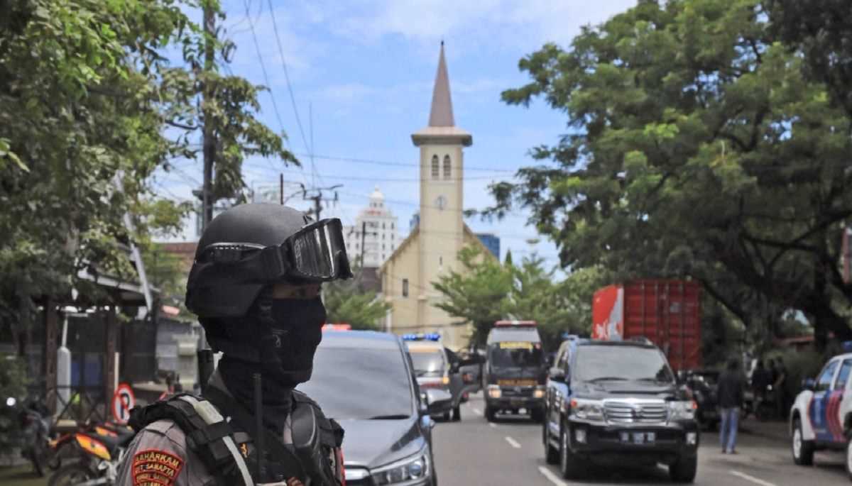 ইন্দোনেশিয়ায় গির্জার বাইরে বোমা বিস্ফোরণ