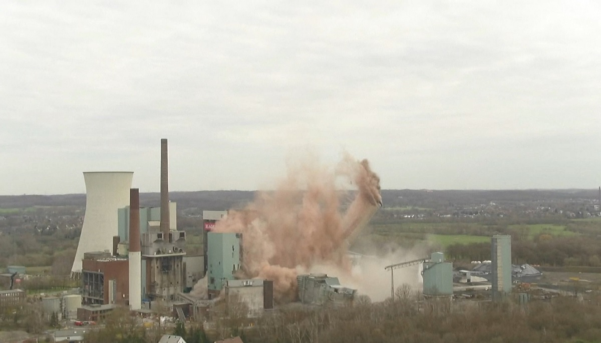 জার্মানিতে গুড়িয়ে দেয়া হলো ৮৩ বছরের পুরানো পাওয়ার প্ল্যান্ট