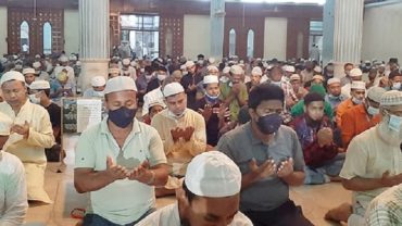 শবে বরাতের নফল ইবাদত ও নামাজ আদায় করছেন মুসল্লিরা