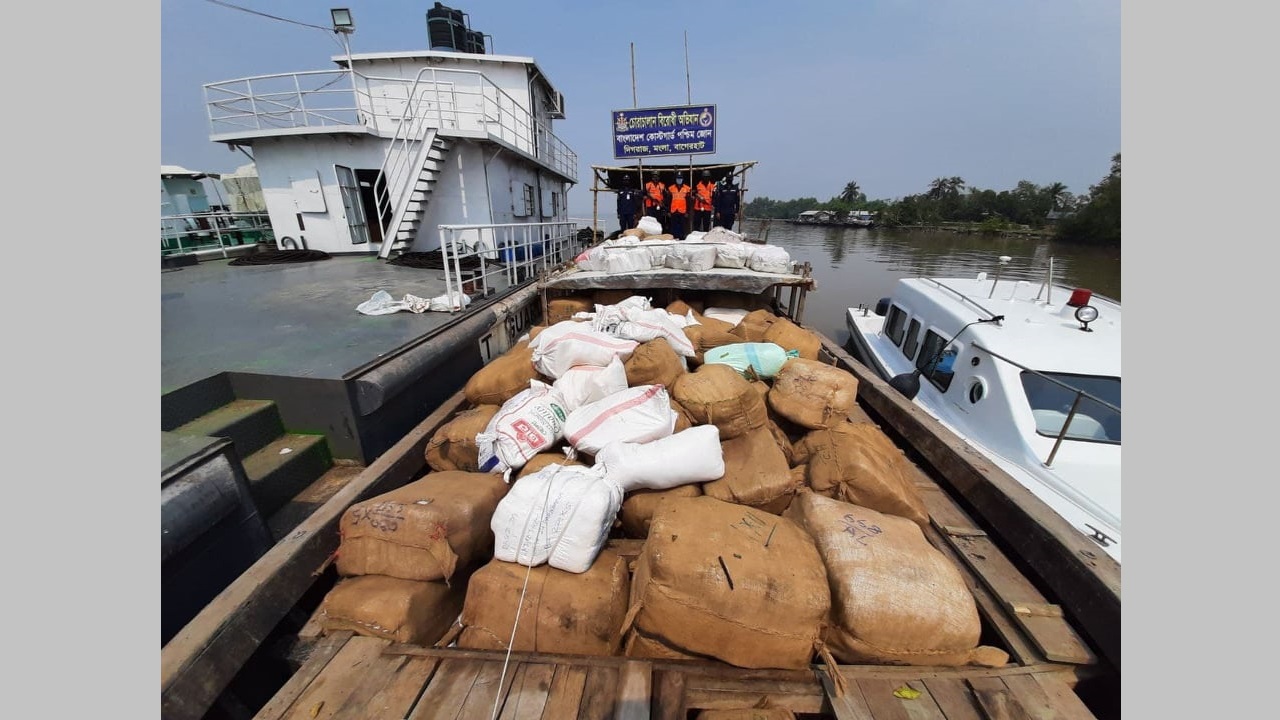 সুন্দরবনের খাল থেকে ১৮ কোটি টাকার বিদেশি কাপড় জব্দ
