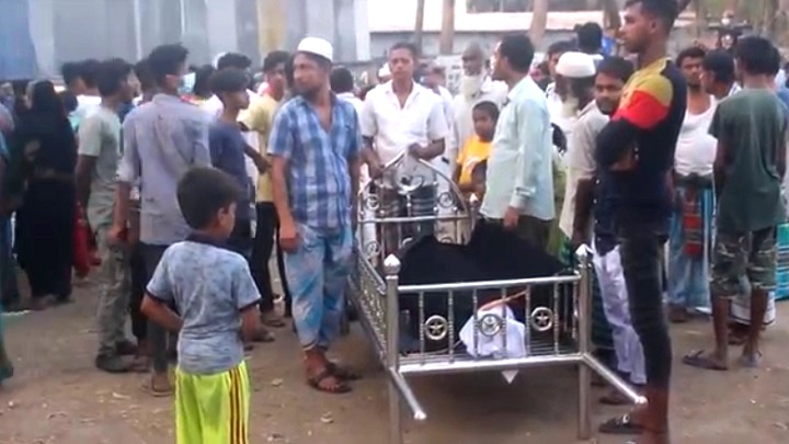 মুন্সিগঞ্জে আওয়ামী লীগ কর্মীর লাশ নিয়ে মিছিল