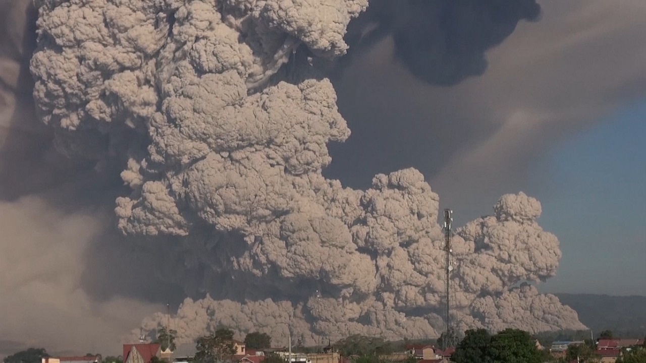 ইন্দোনেশিয়ার সুমাত্রা দ্বীপে সক্রিয় হয়েছে ‘সিনাবুং’ আগ্নেয়গিরি ইন্দোনেশিয়ার সুমাত্রা দ্বীপে সক্রিয় হয়েছে 'সিনাবুং' আগ্নেয়গিরি