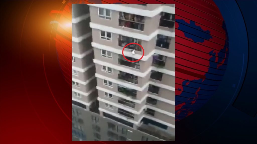 ভিয়েতনামে ১৩ তলা থেকে পড়েও বেঁচে গেছে এক শিশু