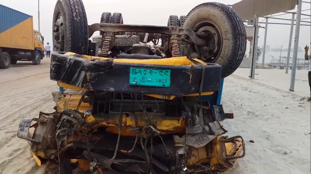 শিমুলিয়াঘাটে ফেরিতে উঠতে গিয়ে পদ্মায় ট্রাক, নিহত-১