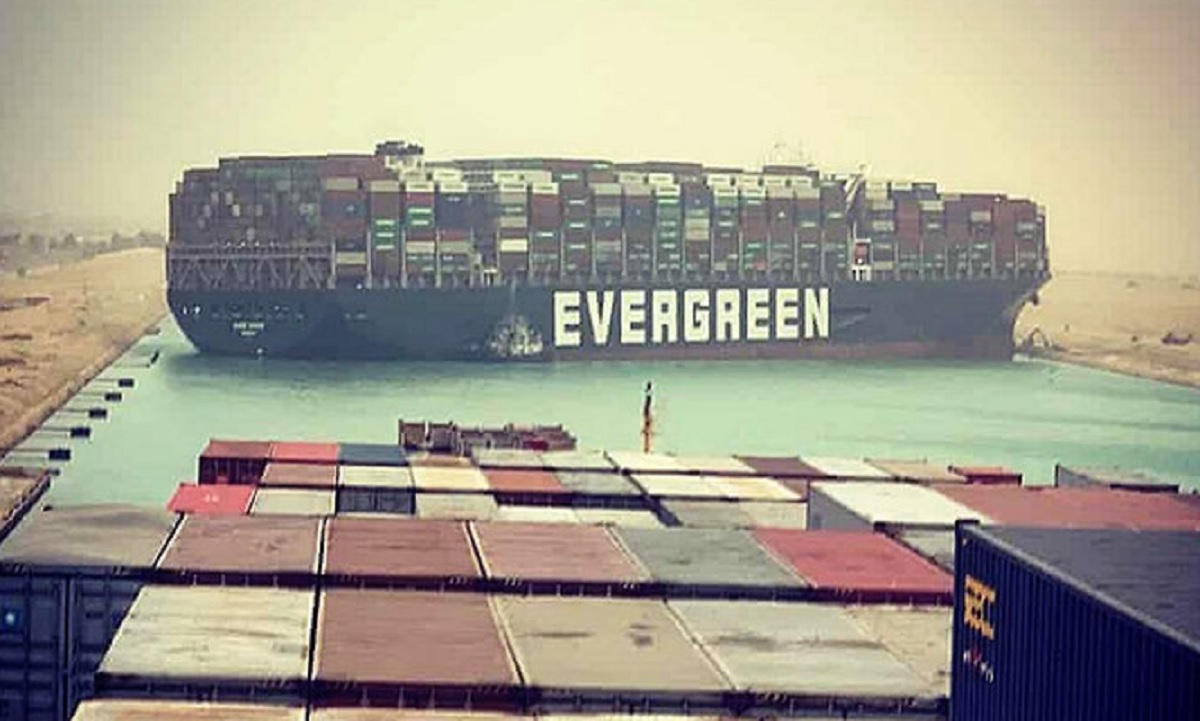 সুয়েজ খালে এখনও আটকা পড়ে আছে এভারগিভেন