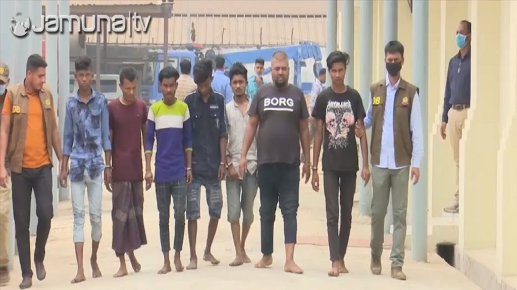 মোবাইল কেড়ে নিয়ে এলোপাতাড়ি ছুরিকাঘাতের ঘটনায় আটক ৭