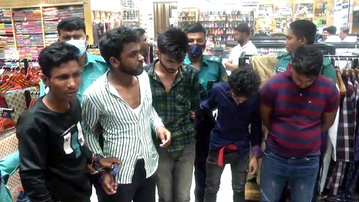 বরিশালে দোকানে কর্মচারী-ক্রেতা মারামারি, আটক ৫