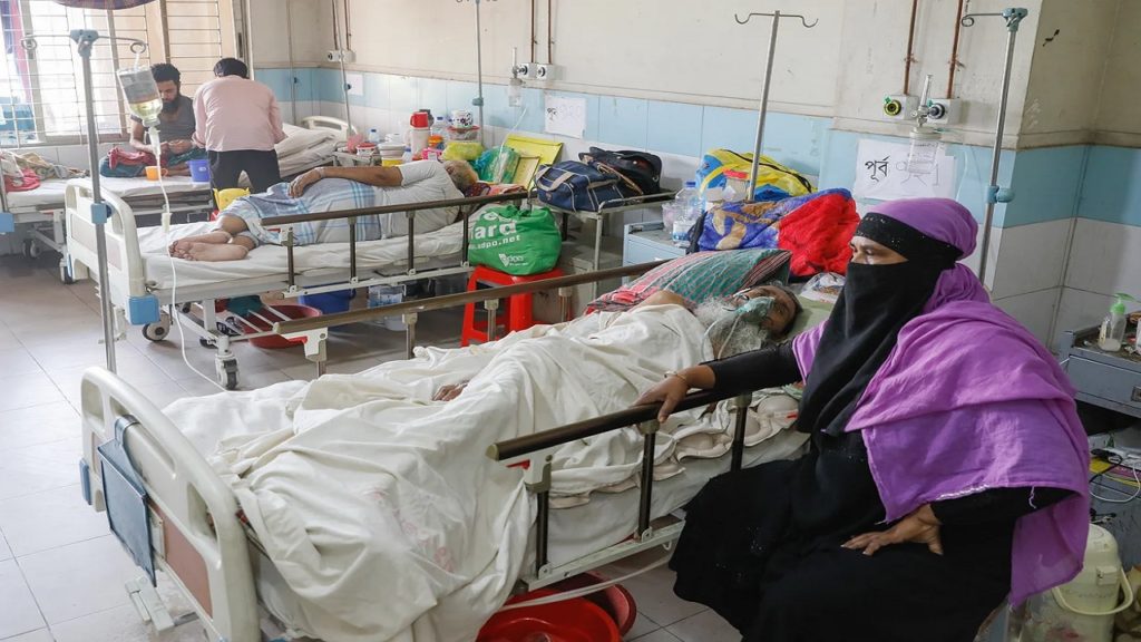 নতুন করে করোনা আক্রান্তের সংখ্যা বৃদ্ধি পাওয়ায় হাসপাতালগুলোতে বাড়ছে চাপ