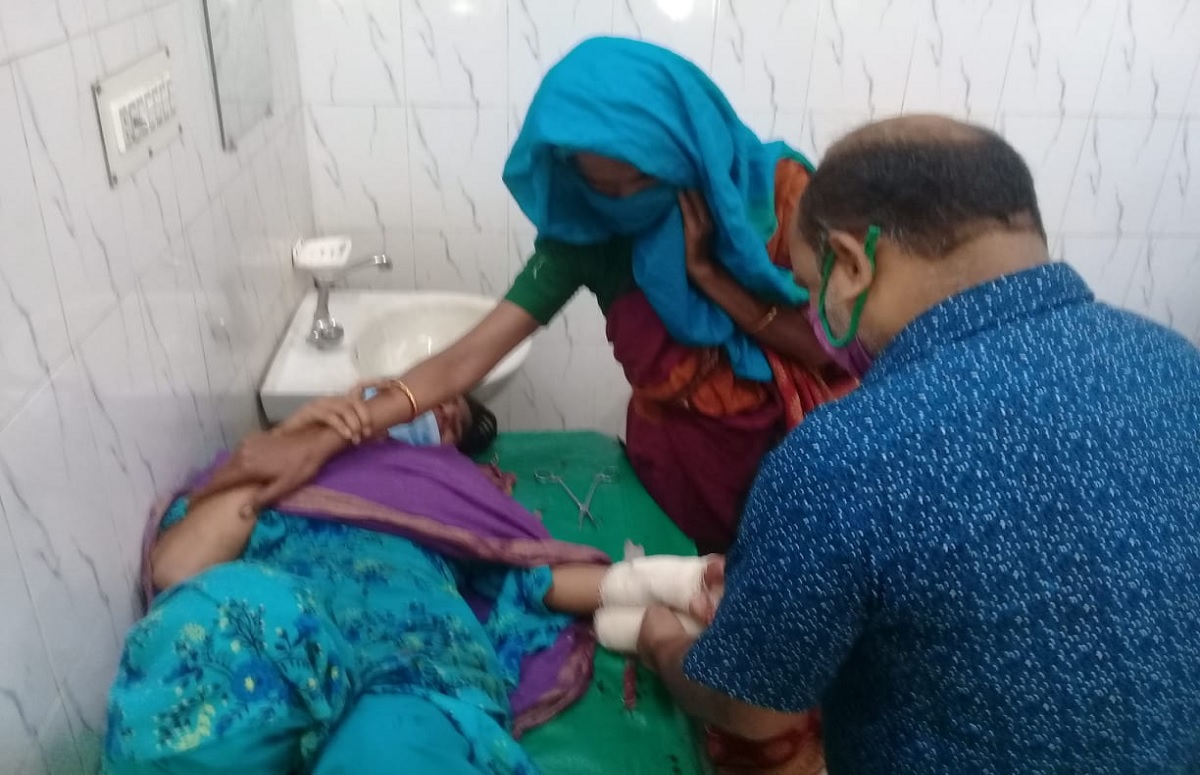 গহনা বিক্রি করে টাকা না দেয়ায় হাতের কবজি কাটলো স্বামী