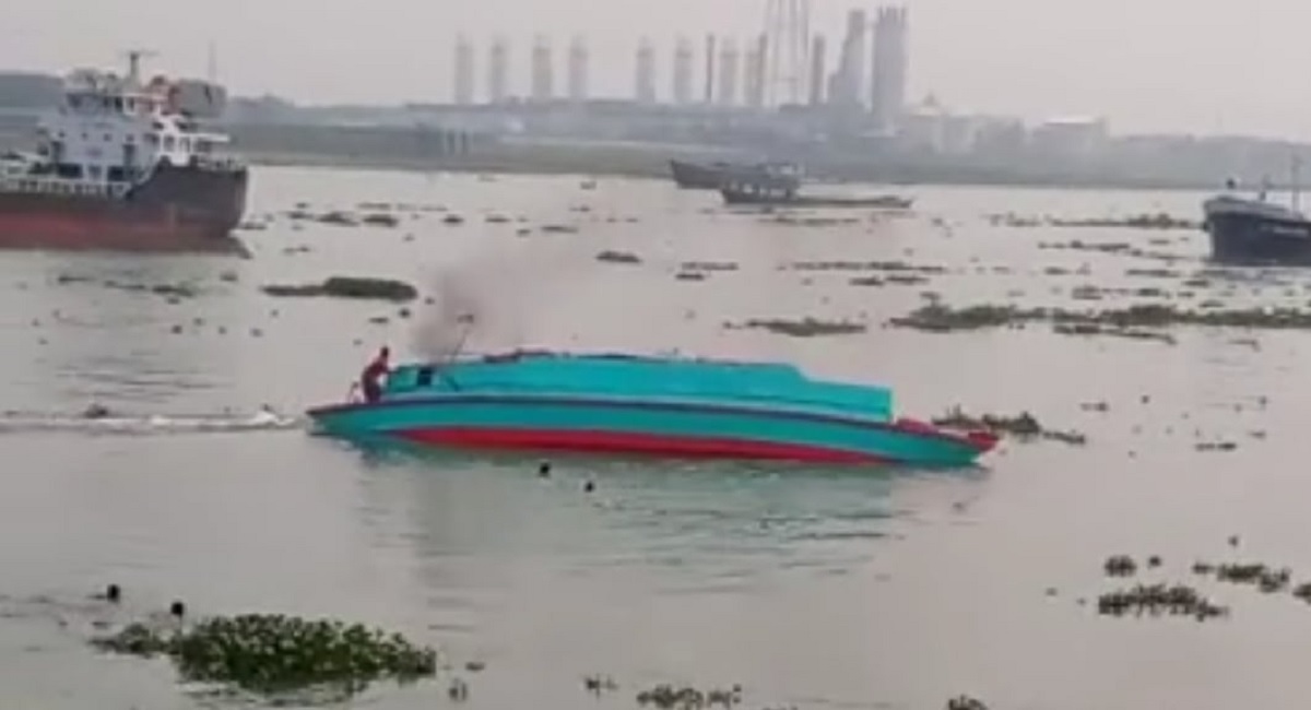 ঝড়ের কবলে পড়ে মেঘনায় মালবাহী ট্রলার ডুবি