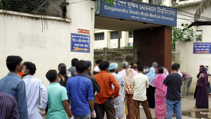 হাসপাতালগুলোতে বেড়েই চলেছে করোনা টেস্টের জন্য ভিড় হাসপাতালগুলোতে বেড়েই চলেছে করোনা টেস্টের জন্য ভিড়