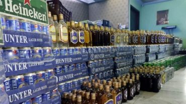 জুরাইনে রেস্টুরেন্ট থেকে বিপুল পরিমাণ দেশি-বিদেশি মদ জব্দ