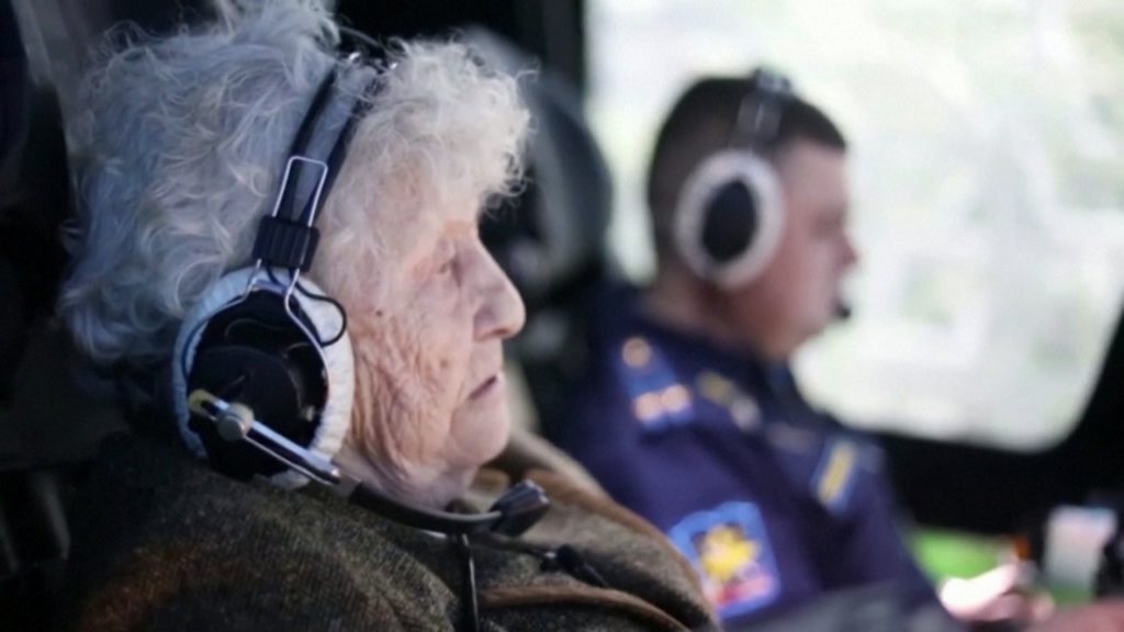 রাশিয়ায় ফাইটার জেট চালালেন ৯৯ বছর বয়সী এক বৃদ্ধা!
