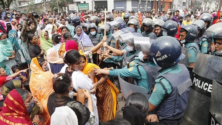 বকেয়া বেতনের দাবিতে তেজগাঁওয়ে পোশাকশ্রমিকদের বিক্ষোভ