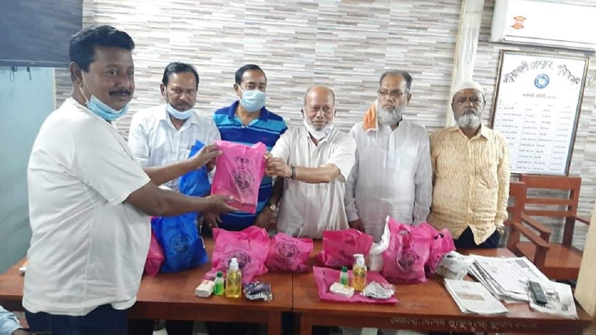 করোনা মোকাবিলায় সাংবাদিকদের সাথে পটুূয়াখালী জেলা পরিষদ