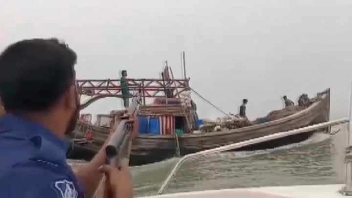 বঙ্গোপসাগরে ডাকাতির প্রস্তুতিকালে ৫ জলদস্যু আটক