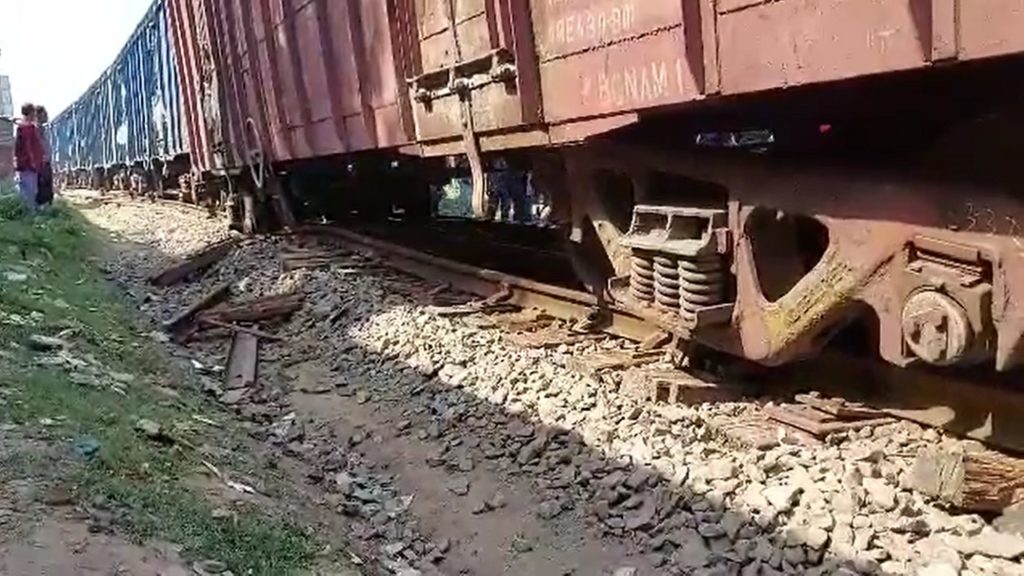 এখনো স্বাভাবিক হয়নি কুষ্টিয়া-রাজবাড়ি রুটের রেল যোগাযোগ