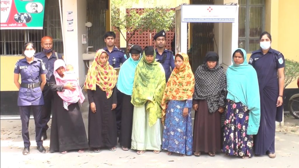 চেইন ছিনিয়ে নিয়ে পালানোর সময় আটক নারী চোরচক্রের ৭ সদস্য