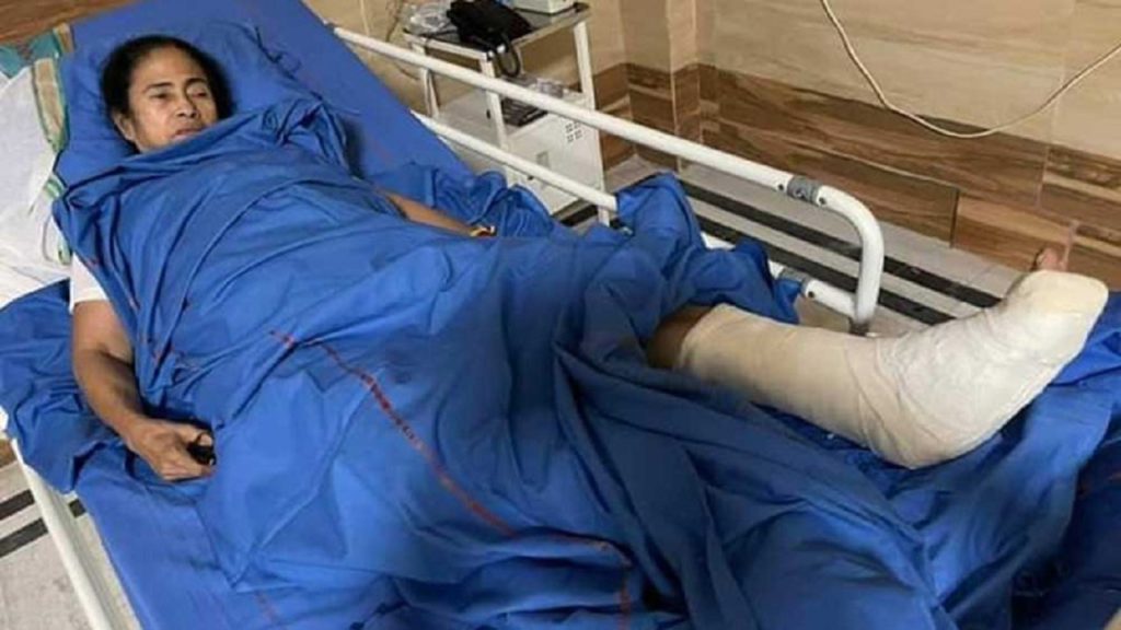 মমতার বাম পায়ে গুরুতর চোট, ৪৮ ঘণ্টা থাকবেন নিবিড় পর্যবেক্ষণে