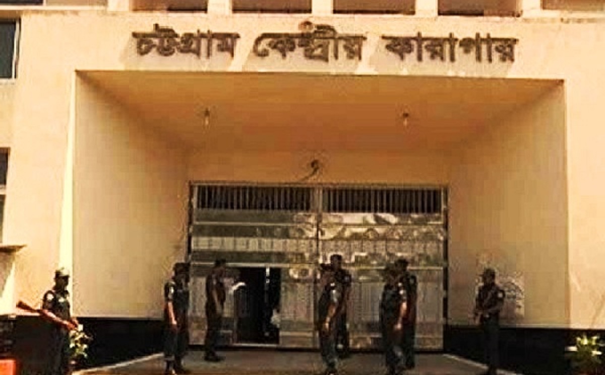 চট্টগ্রামে কারাগার থেকে বন্দি উধাওয়ের ঘটনায় ২ জন বরখাস্ত, জেলার প্রত্যাহার