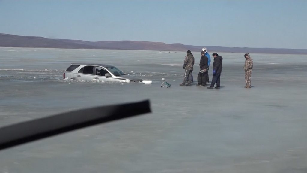 মাছ ধরতে গিয়ে বরফে গাড়ি আটকে নিহত একই পরিবারের ৫ সদস্য