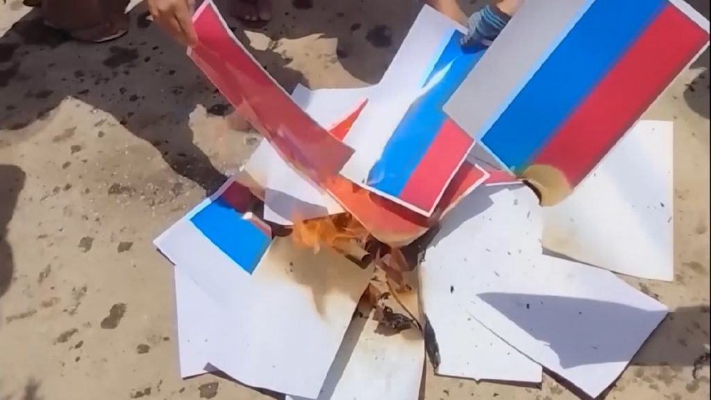 জান্তা সমর্থক বিদেশি মিত্র দেশগুলোর পতাকা পুড়িয়ে ক্ষোভ আন্দোলনকারীদের