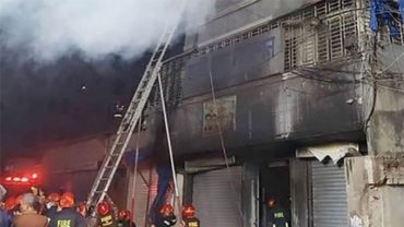 আরমানিটোলায় অগ্নিকাণ্ডে নিহত বেড়ে ৪, আহত অন্তত ২১ আরমানিটোলায় অগ্নিকাণ্ডে নিহত বেড়ে ৪, আহত অন্তত ২১