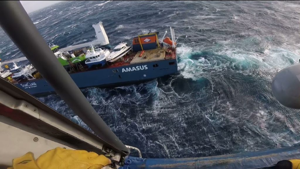 মাঝ সাগরে তীব্র ঝড়ের কবলে পড়া একটি জাহাজ থেকে ১২ নাবিক উদ্ধার