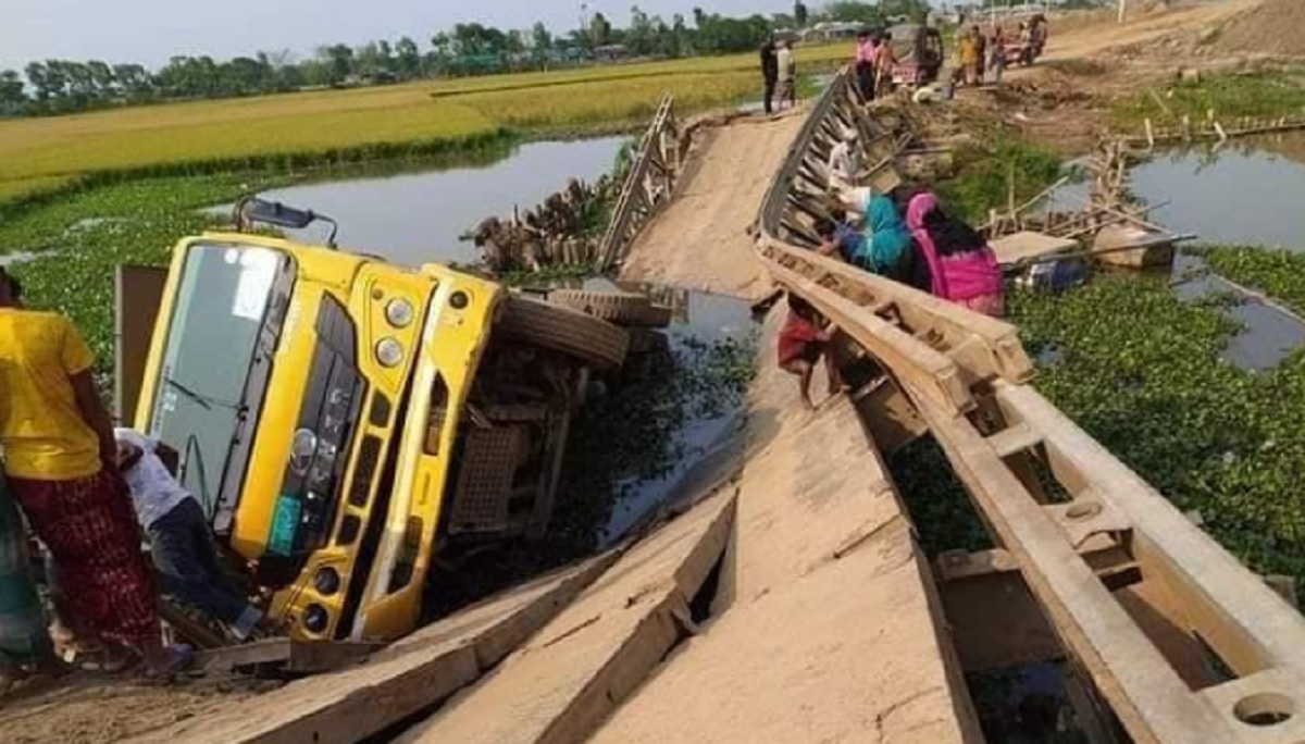 কলমাকান্দা সড়কে বিকল্প সেতু ভেঙে ট্রাক খালে, যোগাযোগ বন্ধ