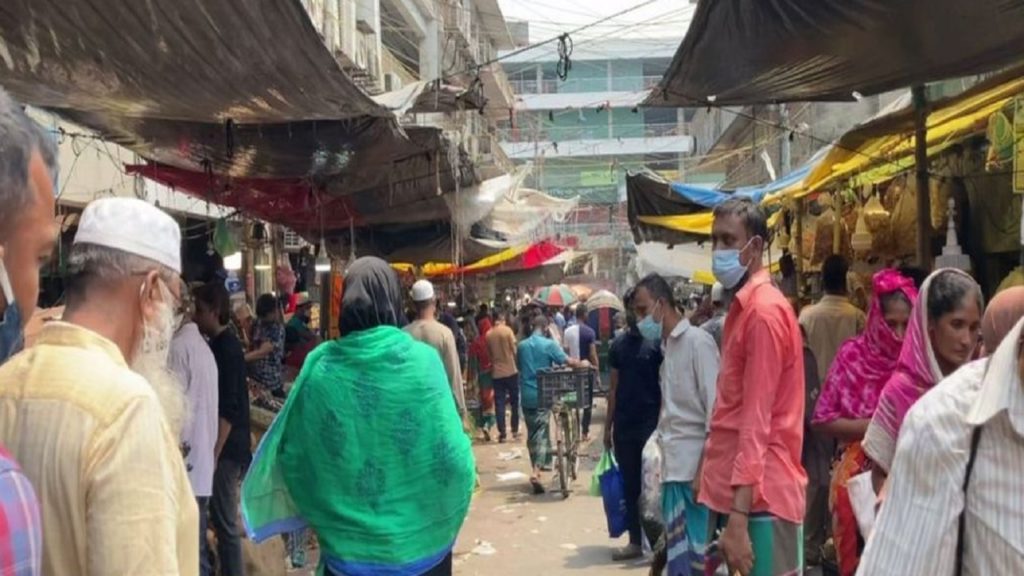 সর্বাত্নক লকডাউনের দ্বিতীয় দিনেও মফস্বলের বাজারে সমাগম আগের মতোই