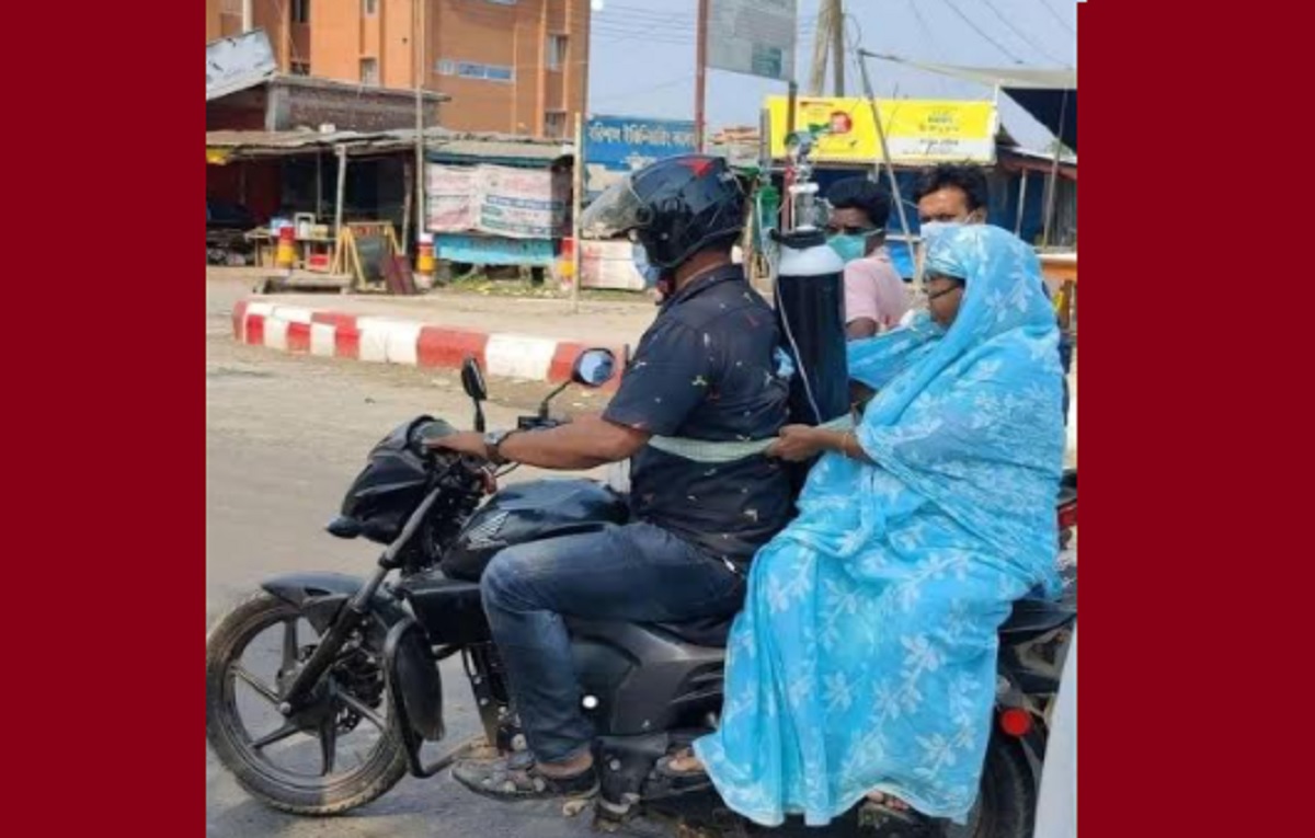 পিঠে সিলিন্ডার বেঁধে মাকে নিয়ে হাসপাতালে ছুটছেন ছেলে, ছবি ভাইরাল