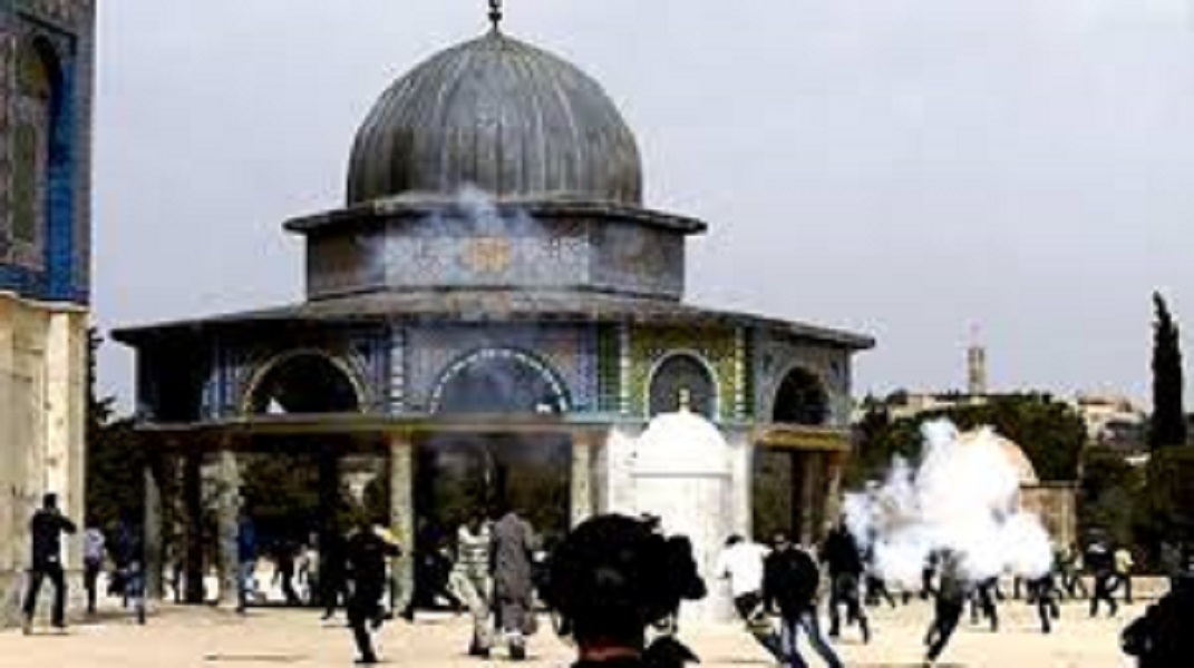 আল আকসা’য় তারাবির নামাজে ফিলিস্তিনিদের ওপর ইসরাইয়েলি হামলা