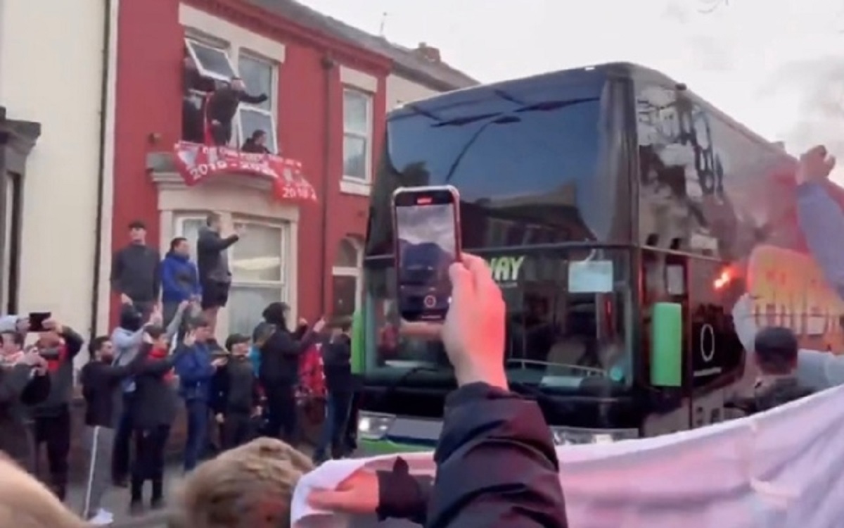 রিয়ালের বাসের গ্লাস ভেঙ্গে দিলো লিভারপুলের সমর্থকরা