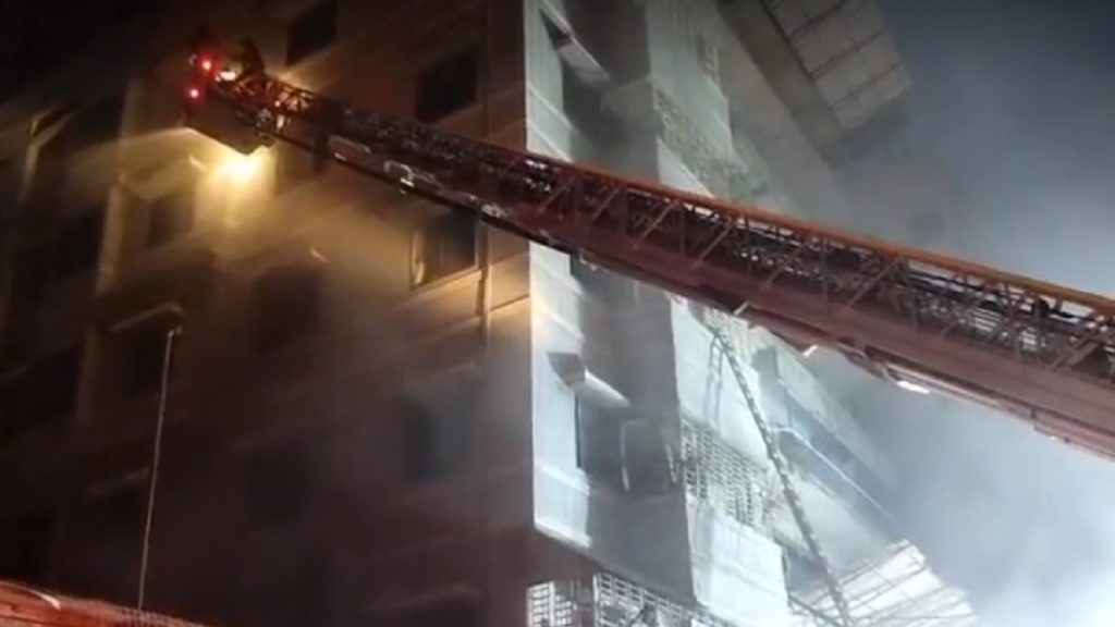 রাজধানীর আরমানিটোলায় বহুতল ভবনে আগুন, নিহত ২