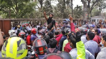 যাত্রী পরিবহনে নিষেধাজ্ঞার প্রতিবাদে মোটরসাইকেল চালকদের বিক্ষোভ