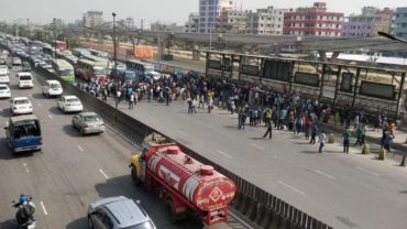 বাস সংকটে সড়ক অবরোধ করে যাত্রীদের বিক্ষোভ আজও গণপরিবহন সংকটে নাকাল সাধারণ মানুষ
