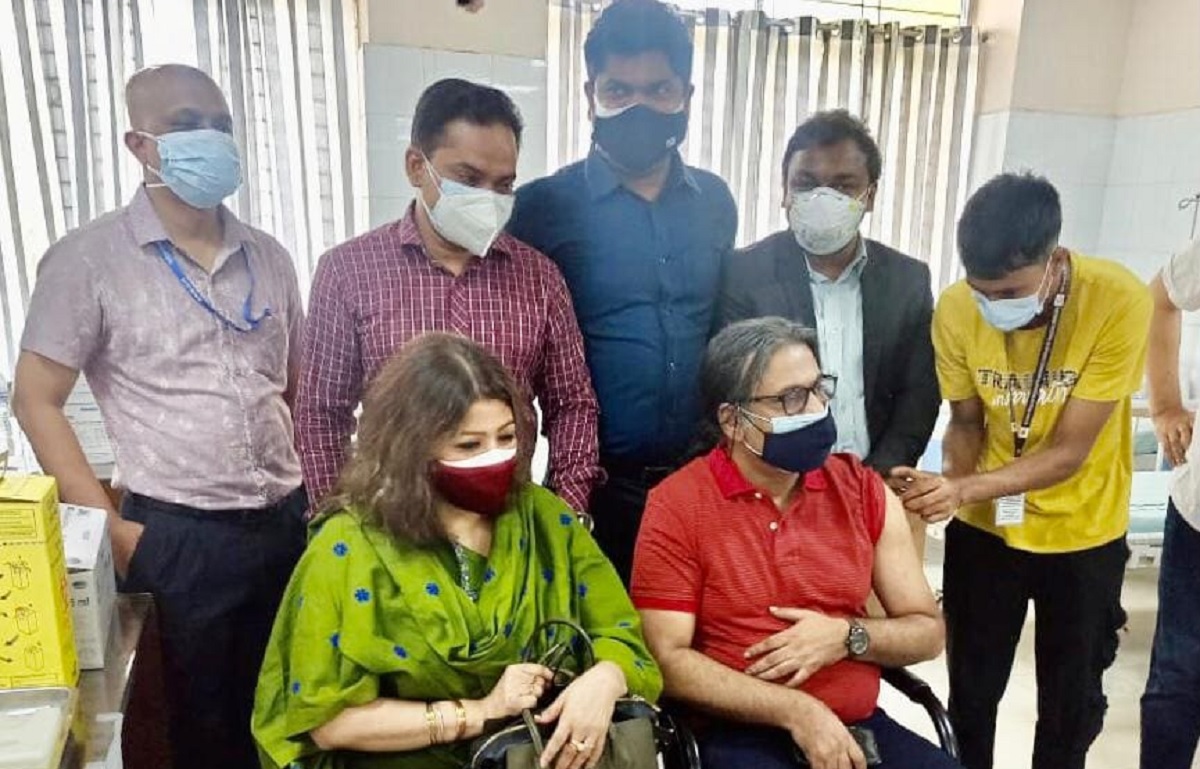 সস্ত্রীক করোনা ভ্যাকসিনের দ্বিতীয় ডোজ নিলেন যুবলীগ চেয়ারম্যান