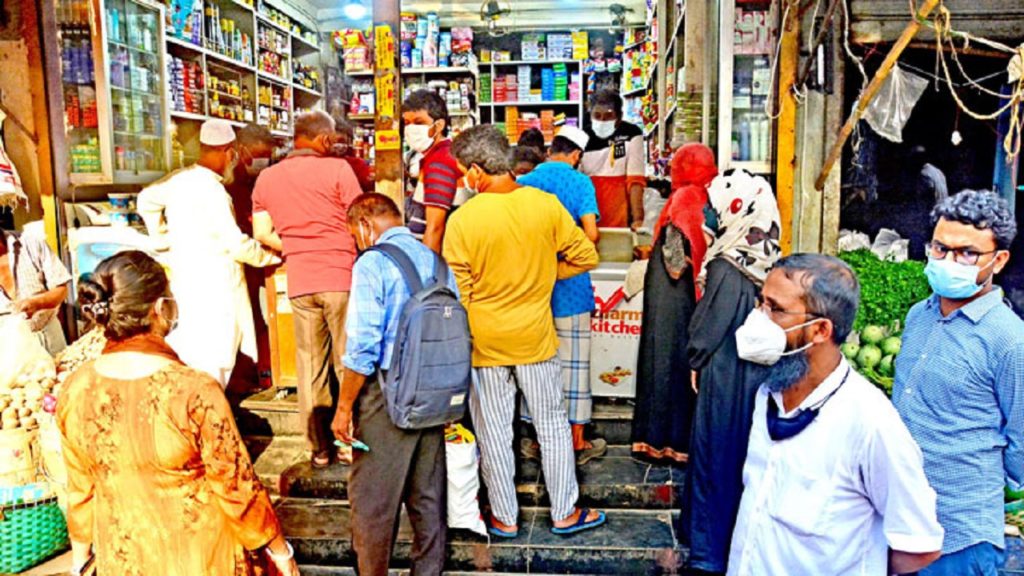 ১৪ই এপ্রিল থেকে সর্বাত্মক লকডাউন ঘোষণার পরই বাজারে উপচেপড়া ভিড়