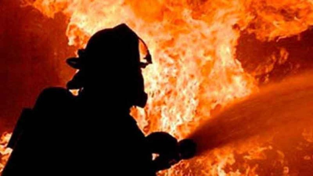 সাভারের বহুতল ভবনে পোশাক কারখানার আগুন নিয়ন্ত্রণে