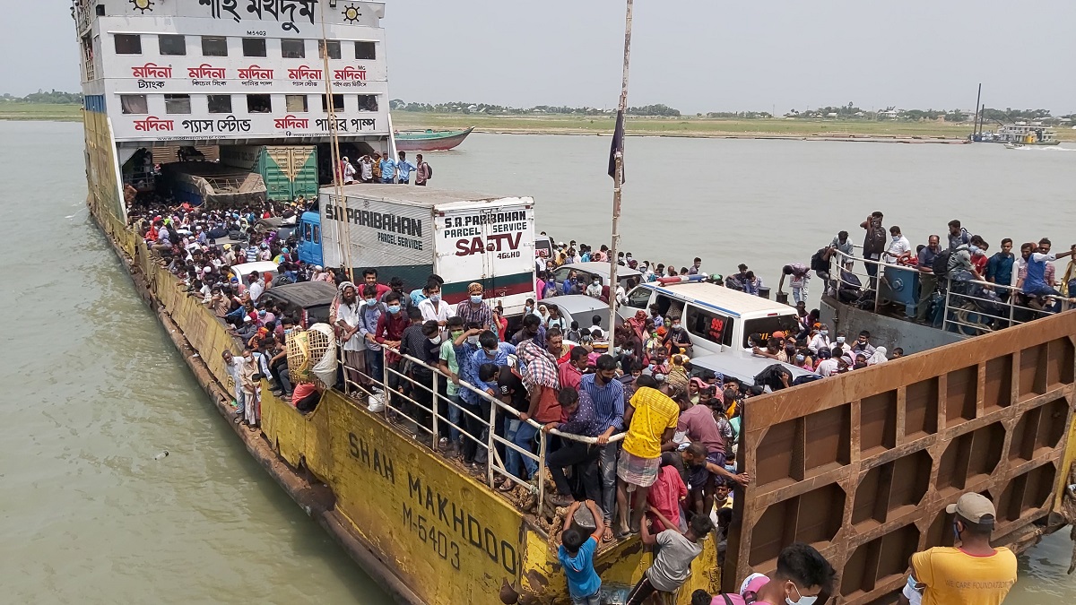 দৌলতদিয়ায় নেই সামাজিক দূরত্বের বালাই