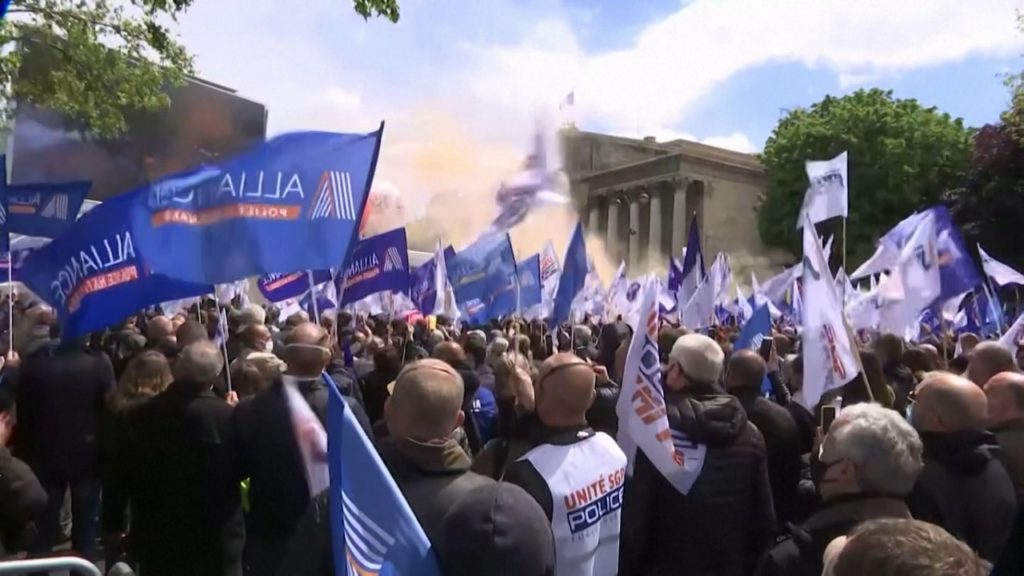 ফ্রান্সে সুরক্ষাবাহিনীর নিরাপত্তা জোরদারের দাবিতে পুলিশের বিক্ষোভ