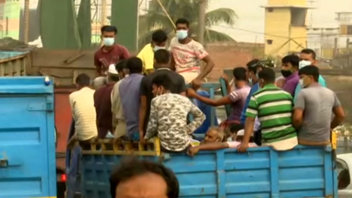 বিধিনিষেধ উপেক্ষা করেই রাজধানী ছাড়ার চেষ্টা নগরবাসীর