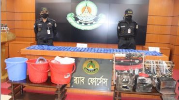বেদে সেজে কক্সবাজার থেকে ইয়াবার চালান নিয়ে ঢাকায় এসে গ্রেফতার