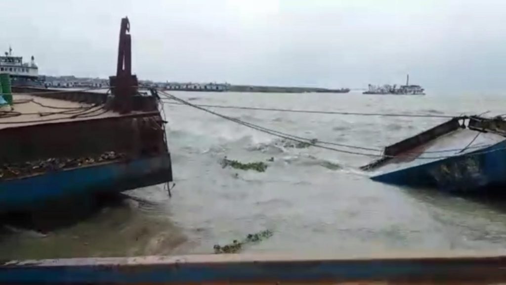 ঘূর্ণিঝড় ইয়াসে ভাঙলো শিমুলিয়াঘাটের পল্টুন