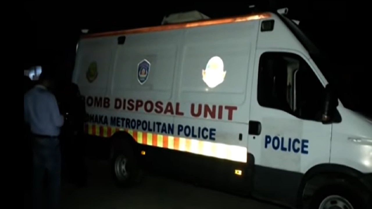 নারায়ণগঞ্জে রিমোটচালিত তাজা বোমা উদ্ধারের পর বিস্ফোরণ নারায়ণগঞ্জে রিমোটচালিত তাজা বোমা উদ্ধারের পর বিস্ফোরণ