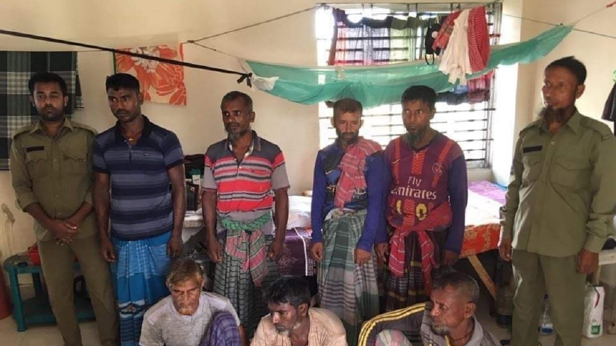 সুন্দরবন থেকে ১৫ বস্তা চিনিসহ ৭ মৌয়াল আটক